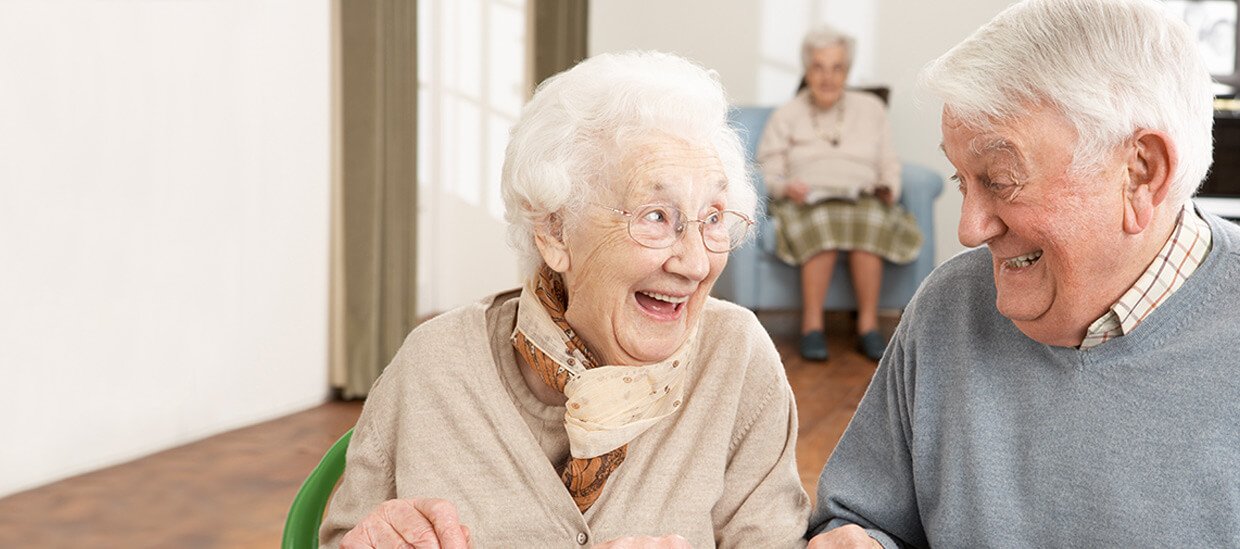 Pflegeleistungen > Pflege im Heim | glückliches Senioren Paar im Altersheim