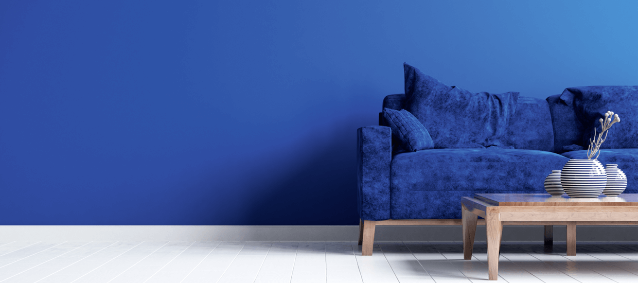 Blaues Sofa im Wohnzimmer.