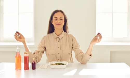 Frau meditiert beim Essen.