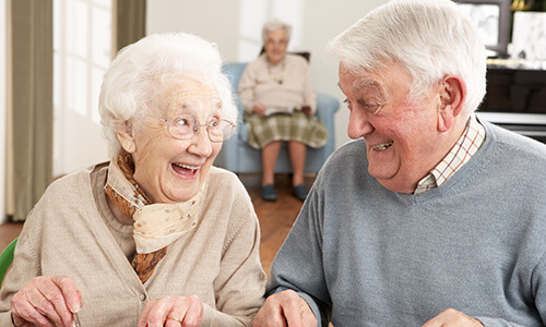 Ältere Dame und älterer Herr lachen gemeinsam